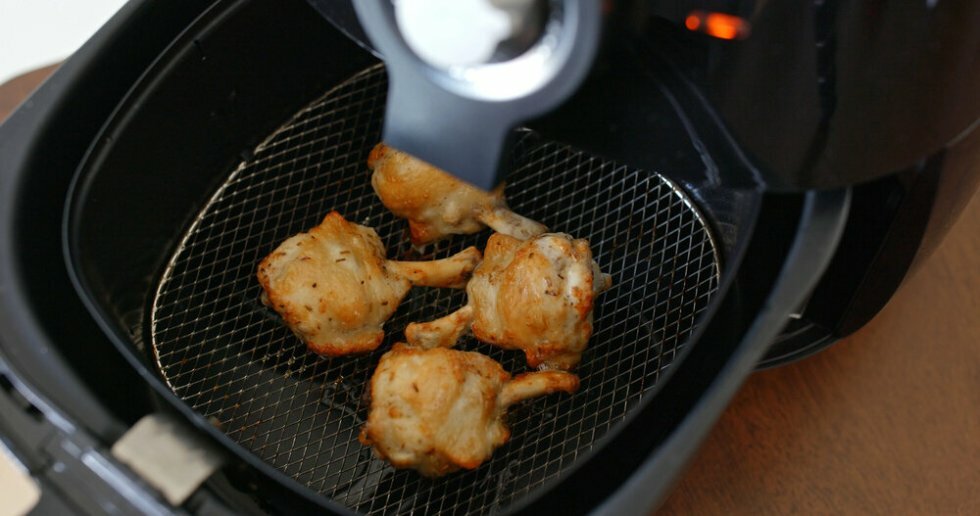 Sådan får du en skinnende ren airfryer uden at bruge knofedt