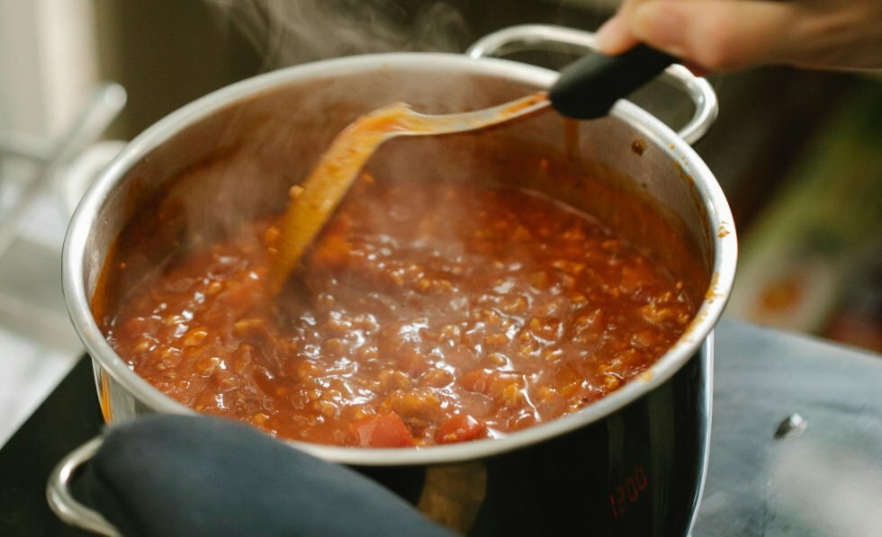 Hvor meget skal gryden boble, når man simrer? Sådan mestrer du simrekogning