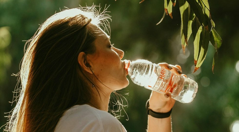 Så mange liter vand bør du drikke om dagen