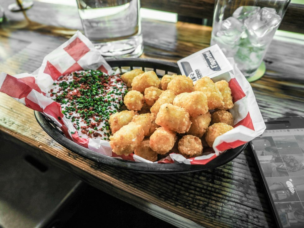 Hvad er forskellen på popcorn chicken og chicken nuggets?