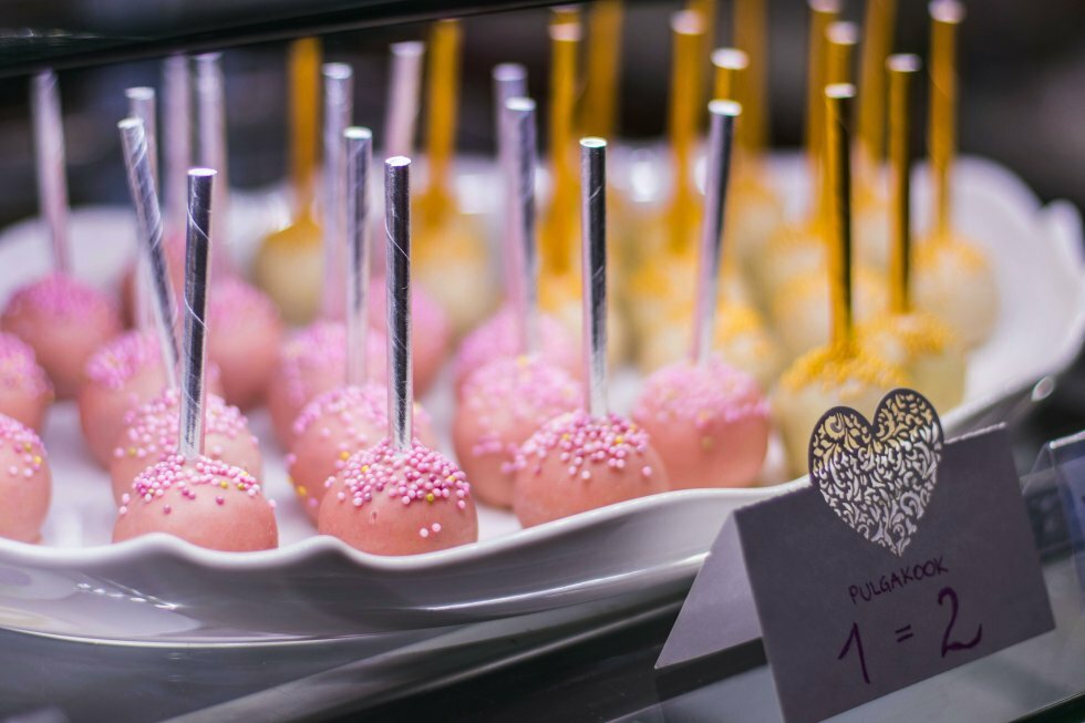 Sådan laver du cake pops af kagerester