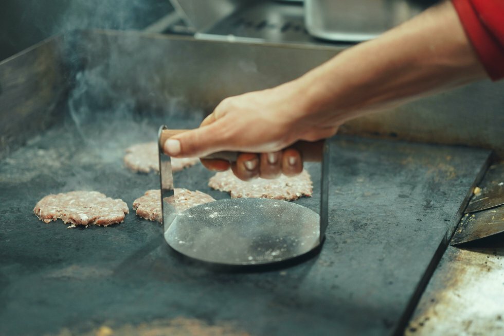 Fordele og ulemper ved at presse burgerbøffer