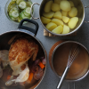 Gammeldags kylling med brun sauce og agurkesalat