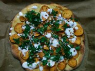 Sweet potato-pizza med persille og hvidløgs-aoli