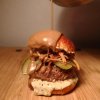 Bøfsandwich-miniburgers med estragon-remoulade og friterede løg