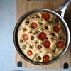 Foccacia med tomater, oliven og salvie