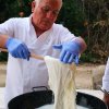 Frisklavet mozzarella på Fattoria Cuscusa. - Fra hjemmebrygget vin til løg-is: en kulinarisk rejse gennem Sardinien