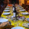 Middagsbordet på Agroturismo. - Fra hjemmebrygget vin til løg-is: en kulinarisk rejse gennem Sardinien