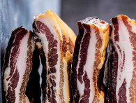 Årets ultimative julekalender byder på 24 kilo bacon