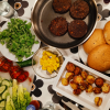 Soya-bøffer med ovnbagte kartofler og sprødt grønt. - Ny måltidskasse bringer grøn kærlighed og råvareforståelse ind i børnefamilien