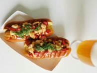 Hotdog med flæskesvær-crumble og lynsyltede rabarber