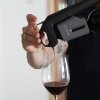 Vinen føres gennem en nål, som er stukket ned i korkproppen. - Coravin Model 3 (Test)