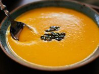 Cremet Hokkaido-suppe med smørstegte græskarkerner
