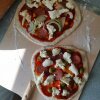 Form dine pizzaer direkte på en pizzaspade eller andet redskab, du kan løfte med over til grillen.  - Pizza på grill
