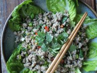 Larb: thailandsk kødsalat med ristede riskorn