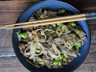 Beef Chow Fun: 15 minutters asiatisk aftensmad med risnudler