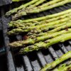 Grønne asparges på grill - Grillet asparges