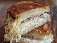 Reubens Sandwich: sandwich med surkål, sprængt oksebryst og russisk dressing