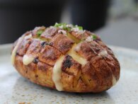 Criss Cross Cheese Potatoes: Bagte kartofler med ost