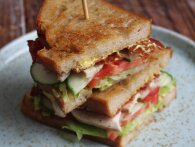 Club sandwich med kylling og bacon