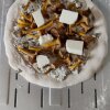 Kantarel-pizza på vej i ovnen med pizzaspaden fra Ooni. - Test: Ooni Koda 16 Pizzaovn