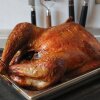 Helstegt kalkun. - Thanksgiving middag med helstegt kalkun og tilbehør