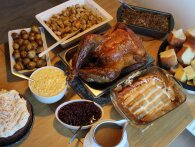 Thanksgiving middag med helstegt kalkun og tilbehør