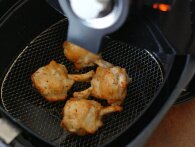 Sådan får du en skinnende ren airfryer uden at bruge knofedt