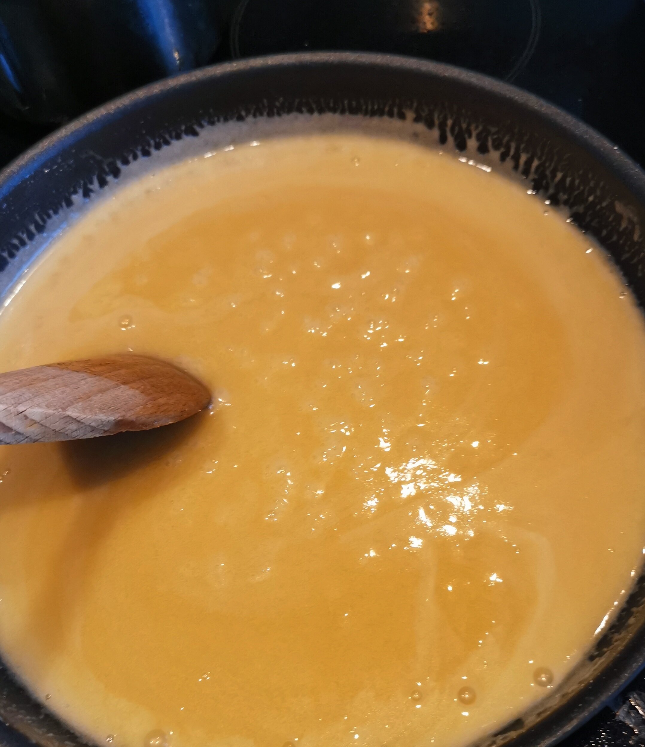 Fudge-blandingen under indkogning.