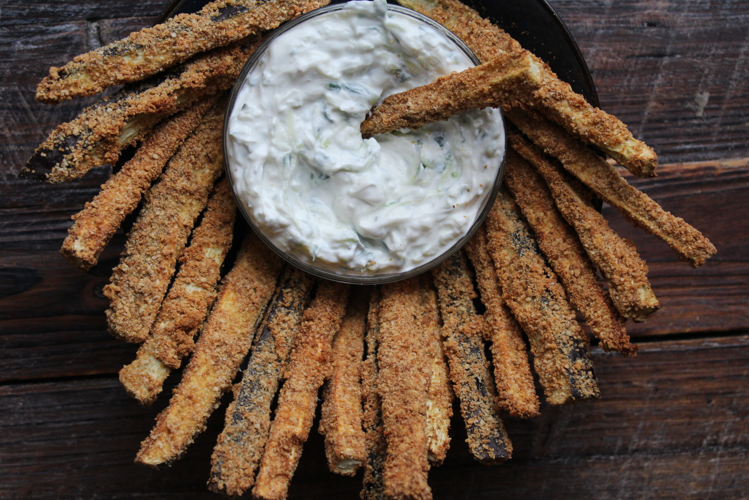 Tzatziki med aubergine-fritter.