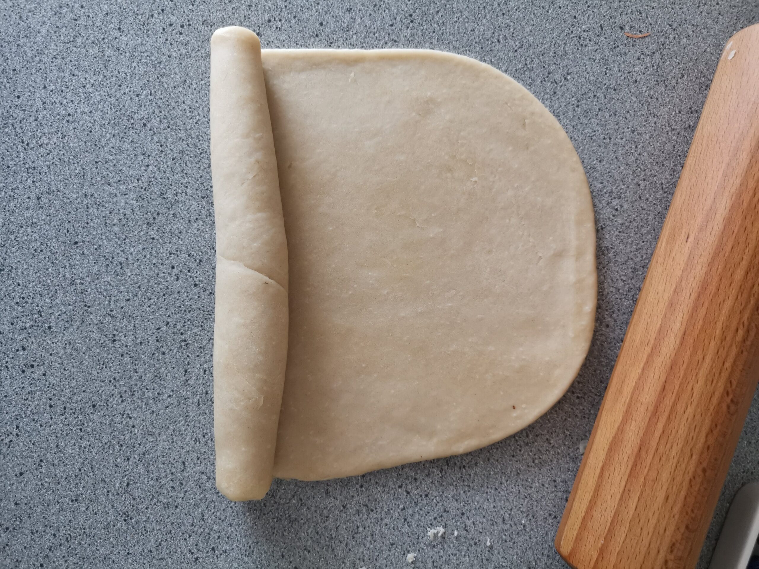 Rul fra den tynde ende til en pølse.