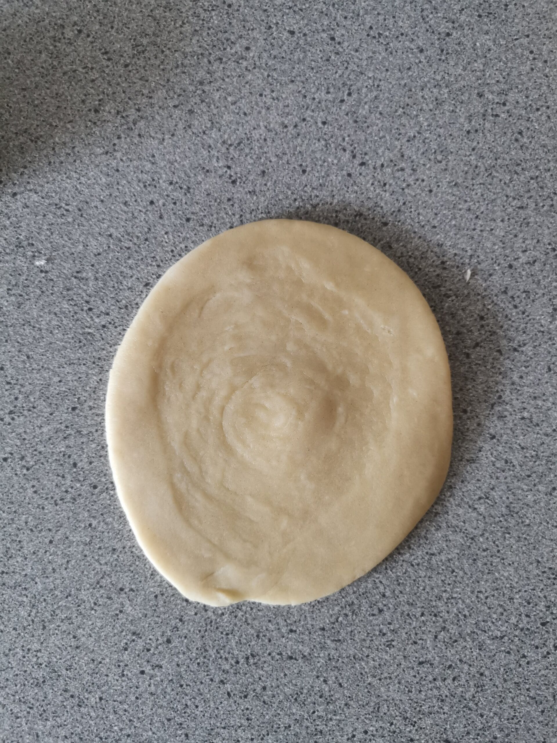 Rul hver enkelt ud til ca. 15 cm i diameter og fyld dem.