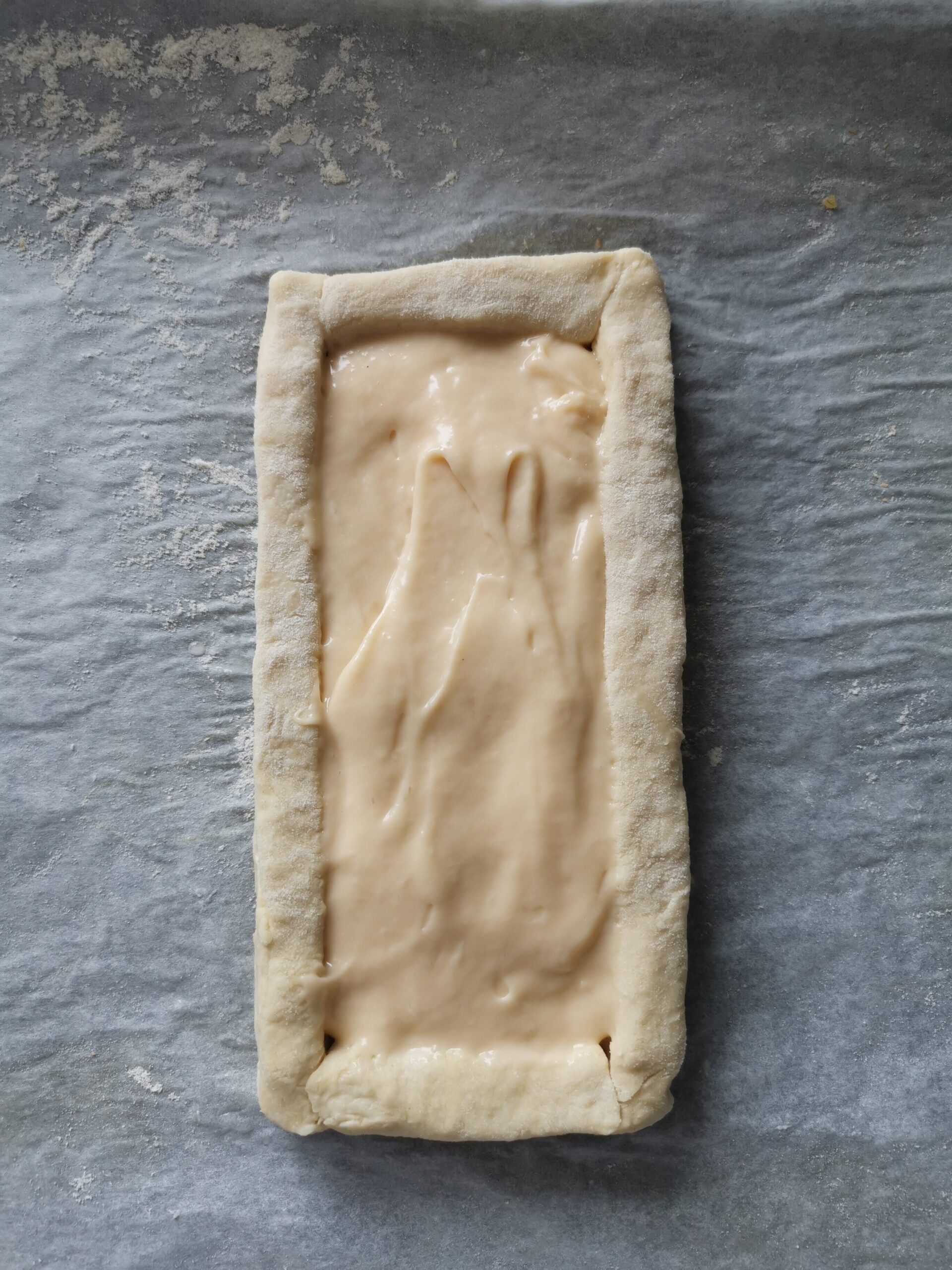 Fyldt med rabarbercreme inden de råsyltede rabarber.
