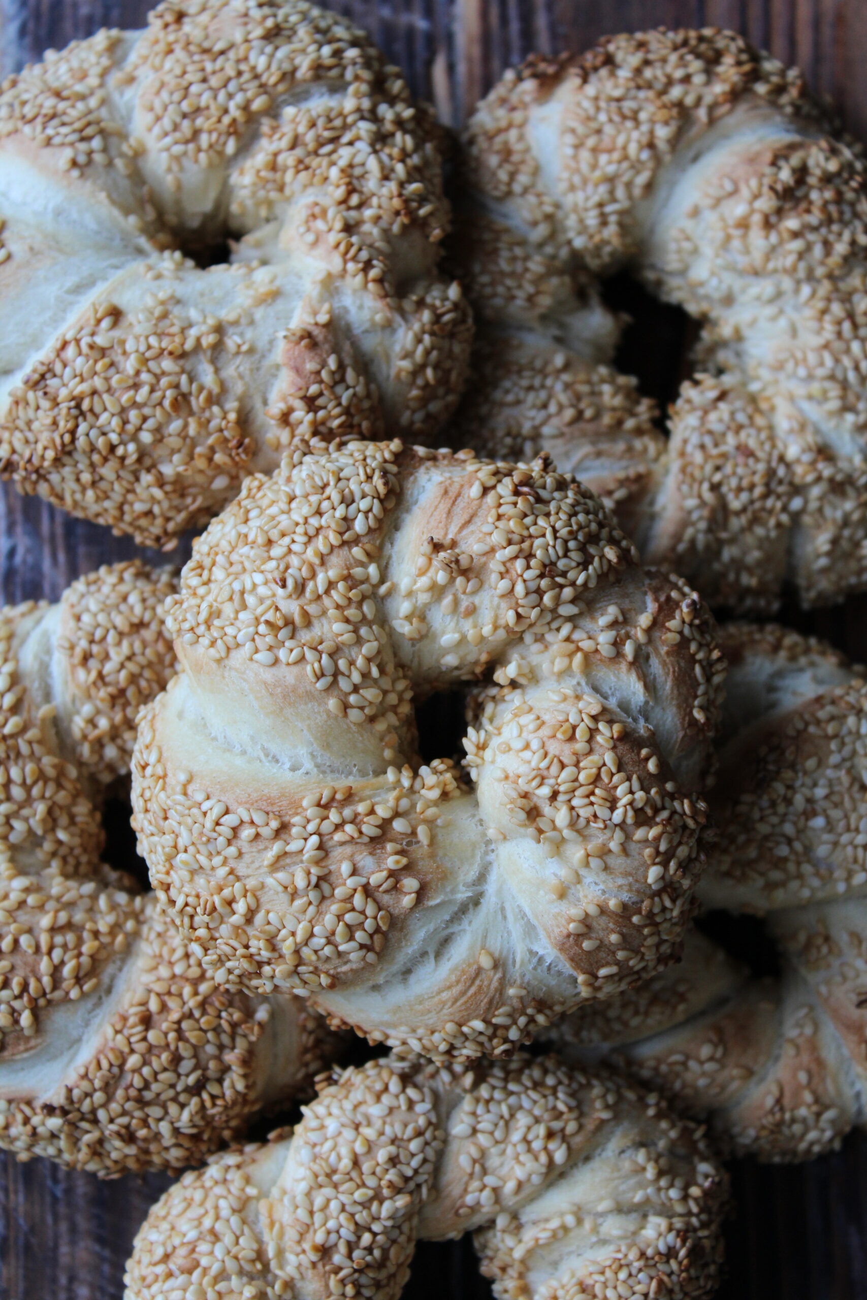 Nybagte simit-sesambrød. 