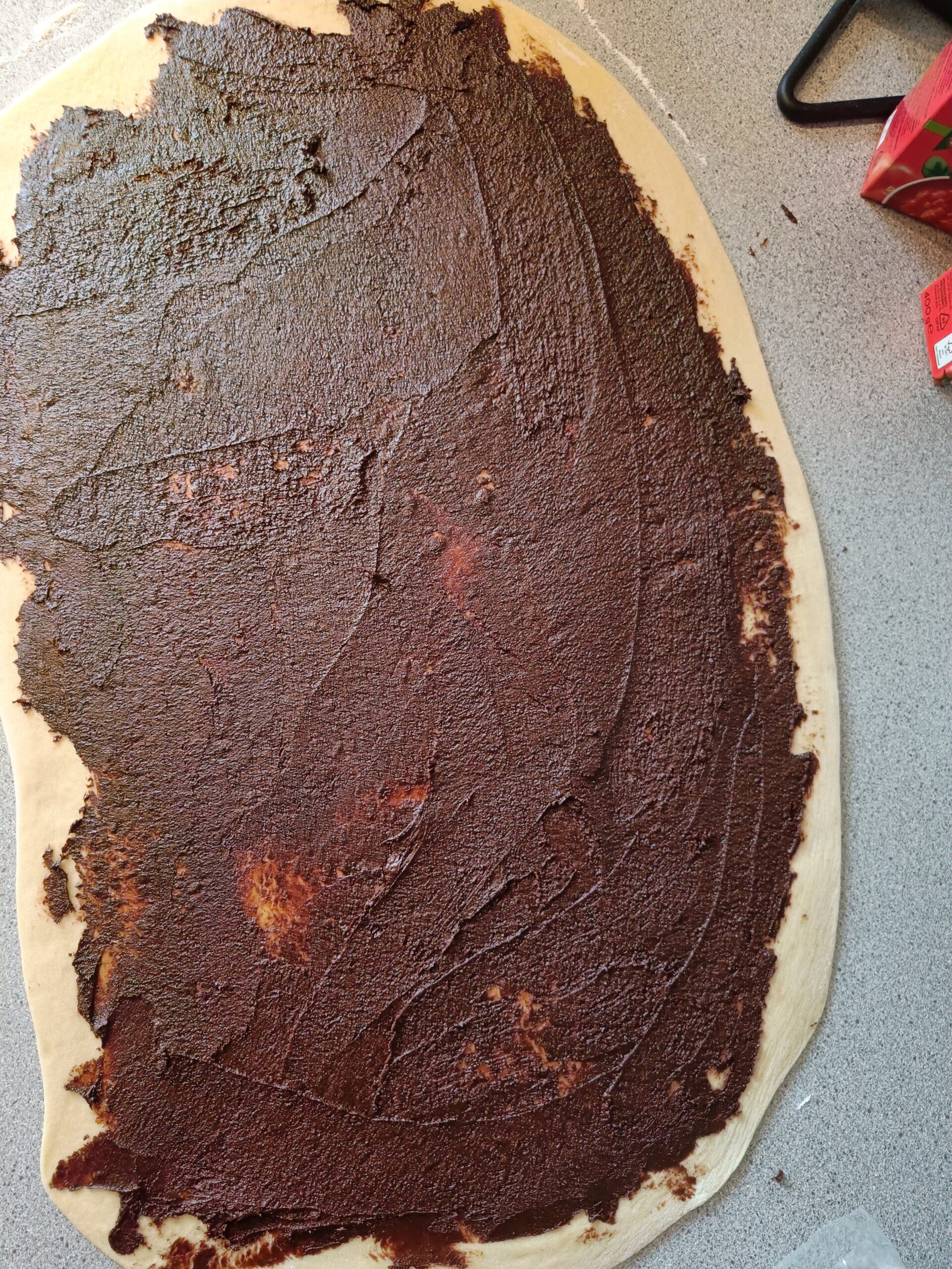 Chokoladecreme smurt ud på dejen.
