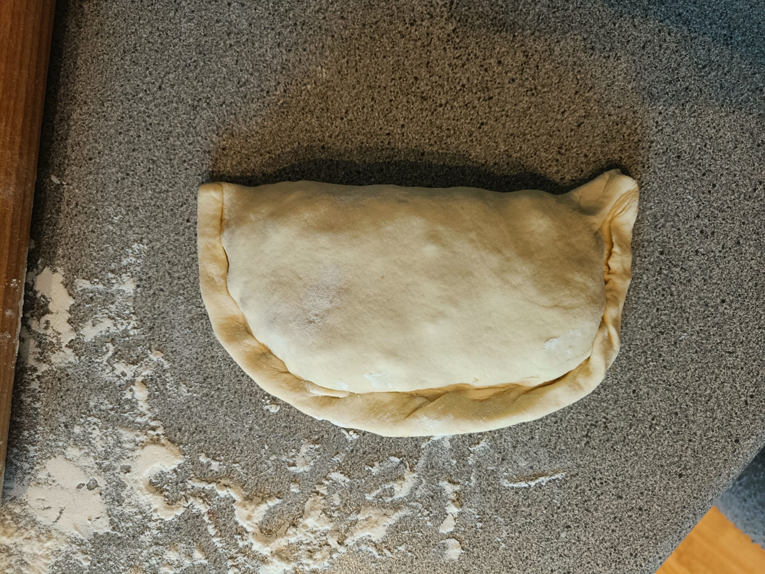 Calzonen lukkes. 