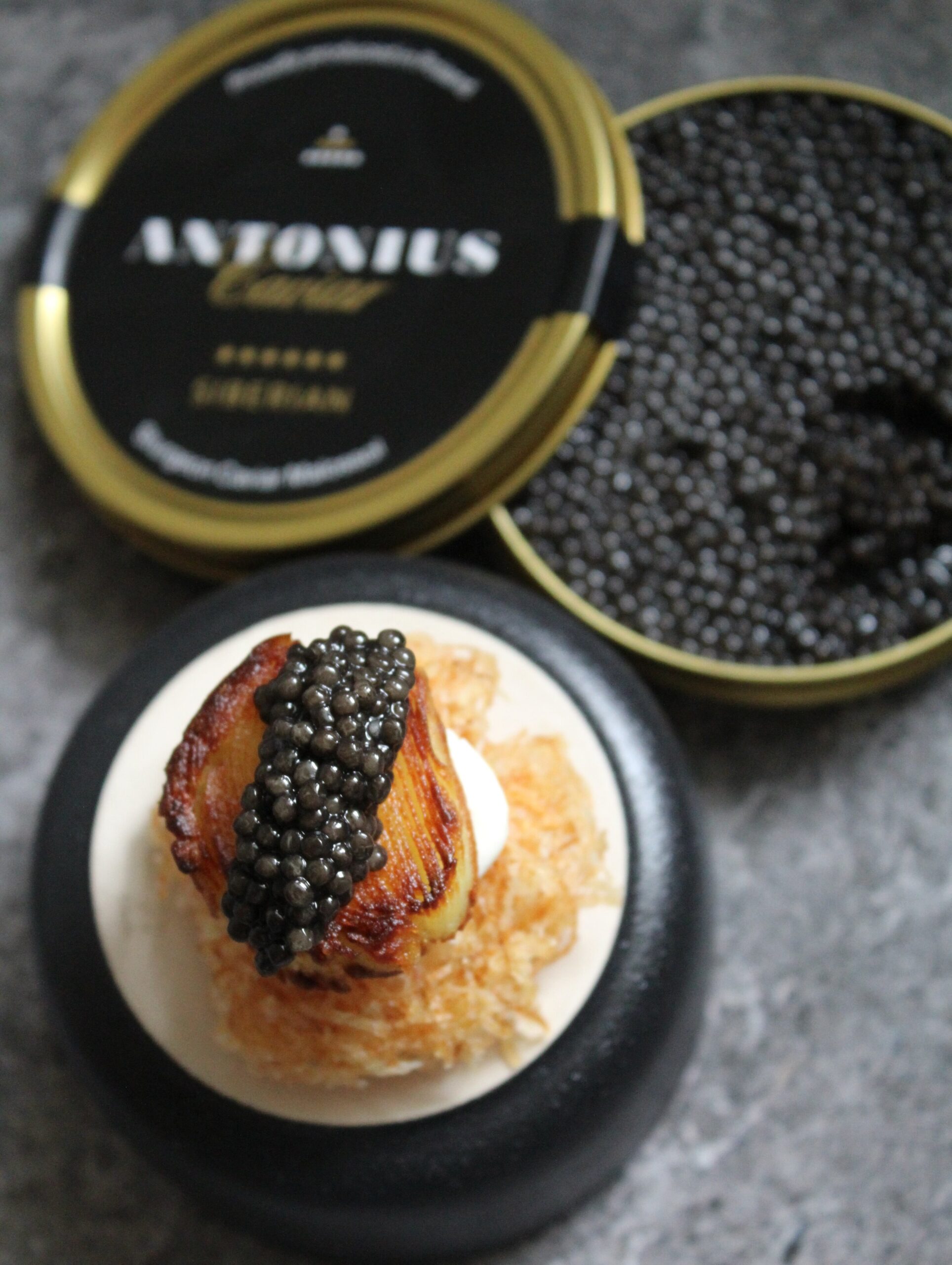 Kartoffel-snack med cremet kaviar.