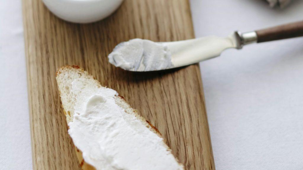 Hvor længe kan smør stå ude på køkkenbordet?