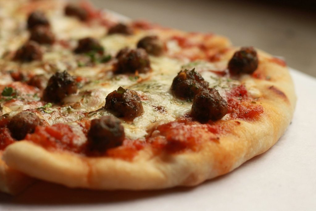 Her er den rigtige måde at putte tomatsauce på en pizza