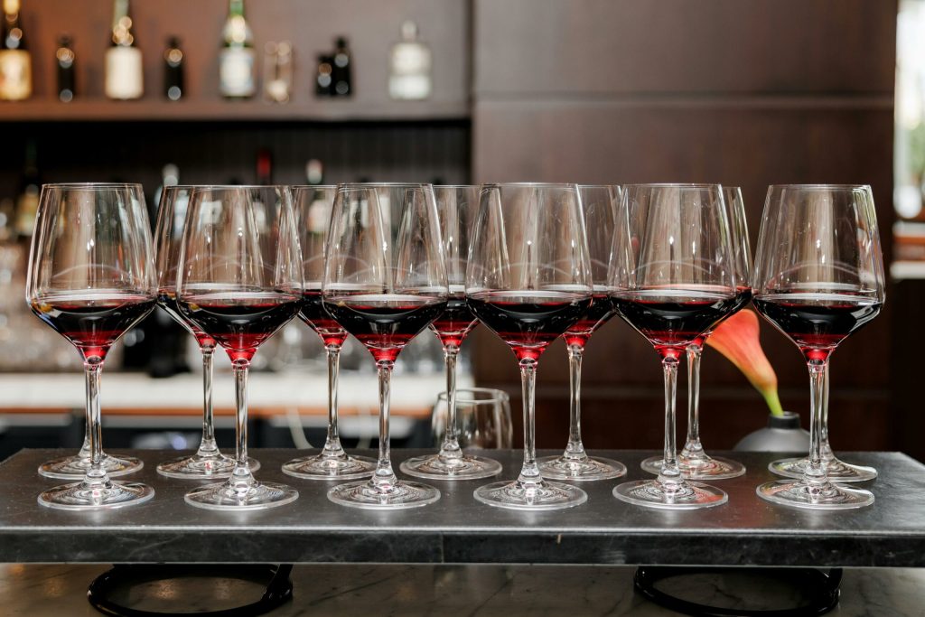 Derfor skal man aldrig hælde vin højere op end vinglassets kurve