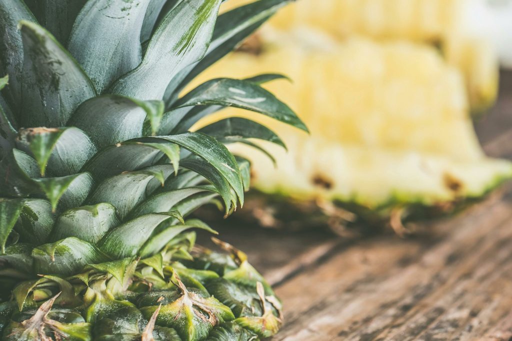 Sådan skærer du en ananas rigtigt