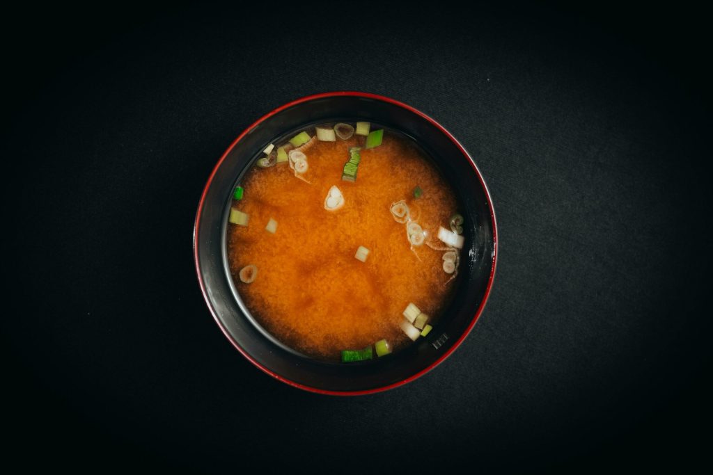 Hvad er forskellen på consommé, fond og bouillon?
