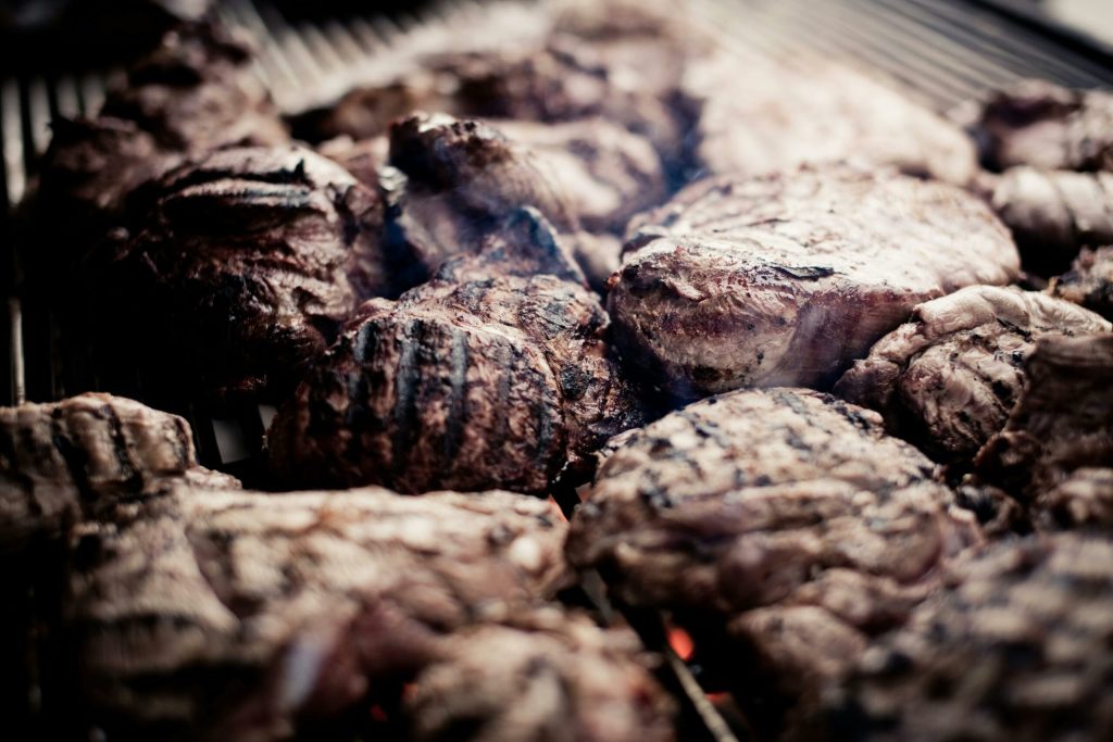 Skær dine egne steaks og spar penge – sådan kommer du i gang uden at fucke kødet op
