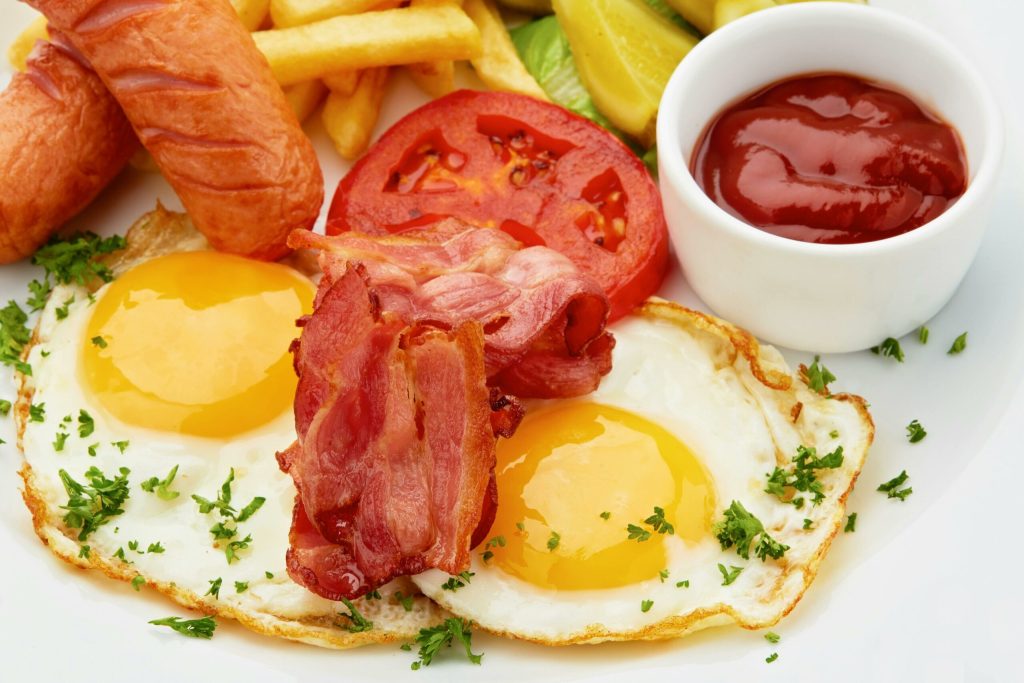 Så længe kan du gemme stegt bacon i køleskabet