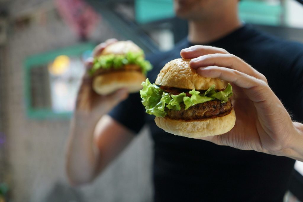 Derfor skal du aldrig smide frosne burgerbøffer direkte på grillen
