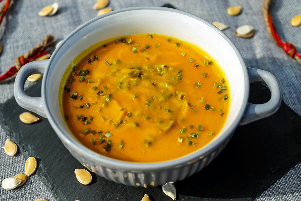 Sådan tilføjer du ost til suppe, uden at det bliver grynet