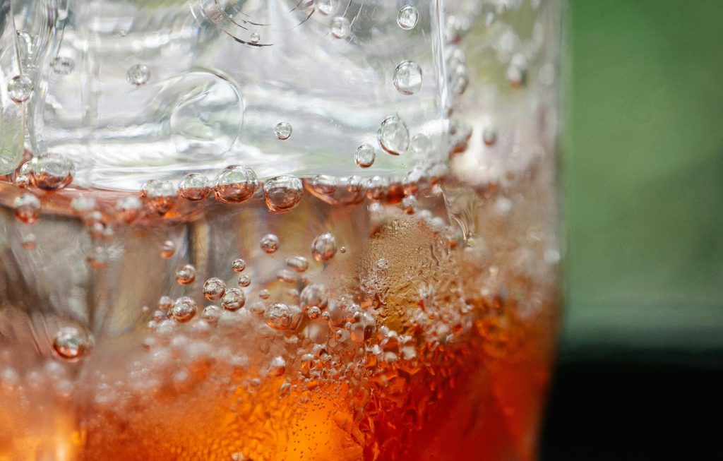 Sådan slipper du for det ildelugtende køleskab med én ingrediens fra drinkshylden