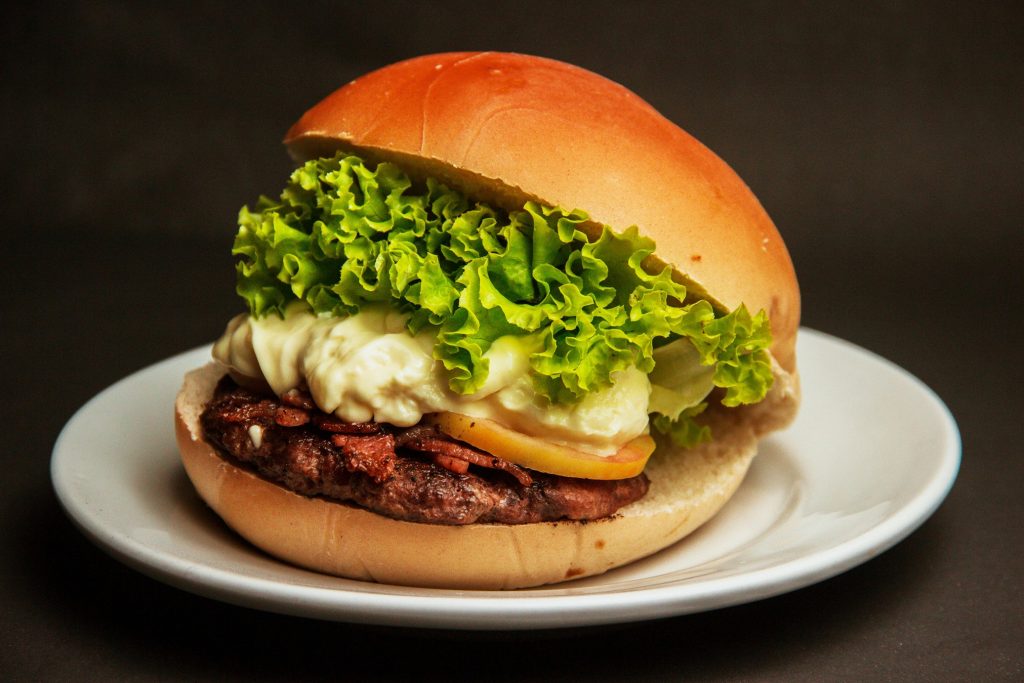 Mandler og mayonnaise: Det her er din nye yndlingsdip til grillmad
