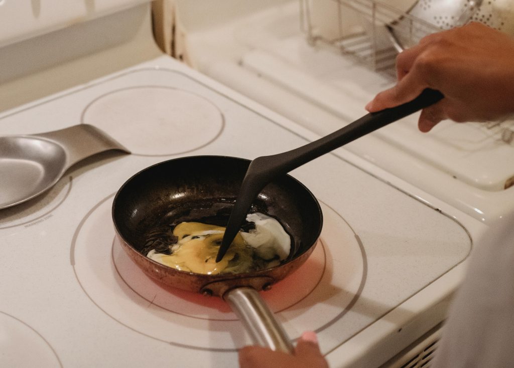 Én rids i din non-stick pande kan være langt værre end du tror – og det er ikke bare overdrivelse