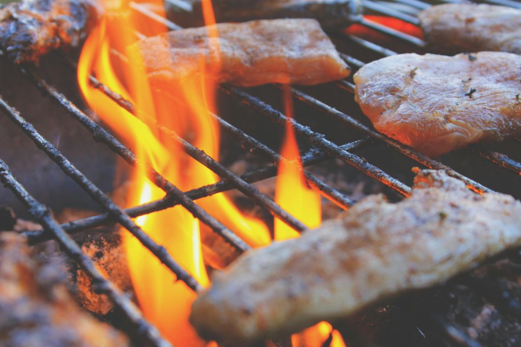Tricket med rugbrød i grillbakken og hvorfor det redder din kødsaft